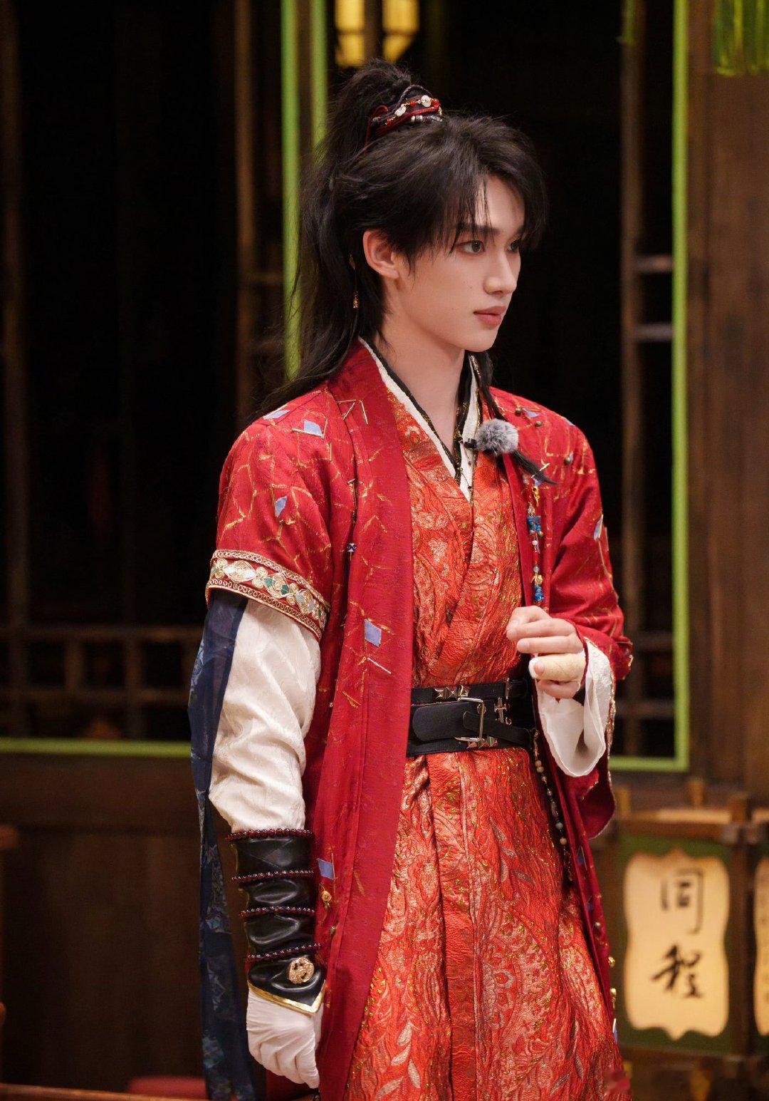 丁程鑫开推进行曲谁能想到一句OMG你吓到我了火遍全网。正式主题曲里他从容演唱，密