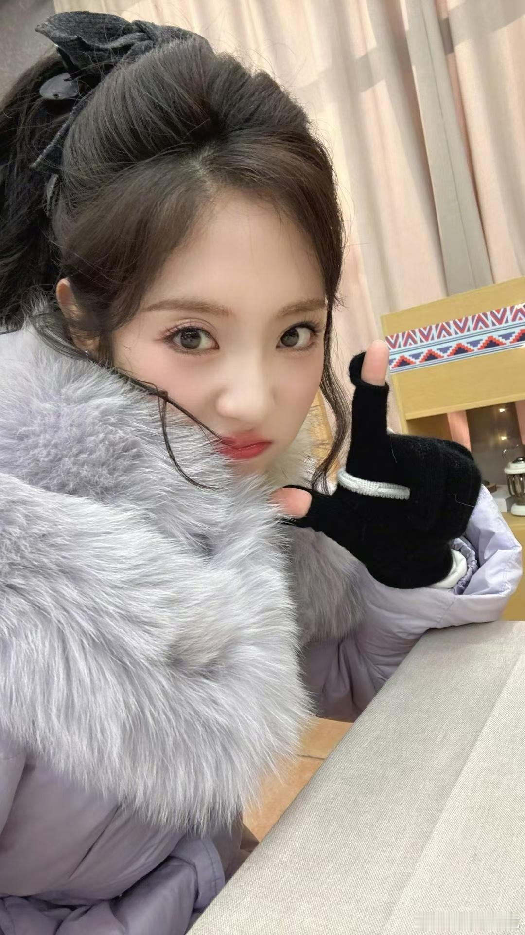 邢菲这个高马尾好看欸，看着就元气显小，蛮符合她气质的。 