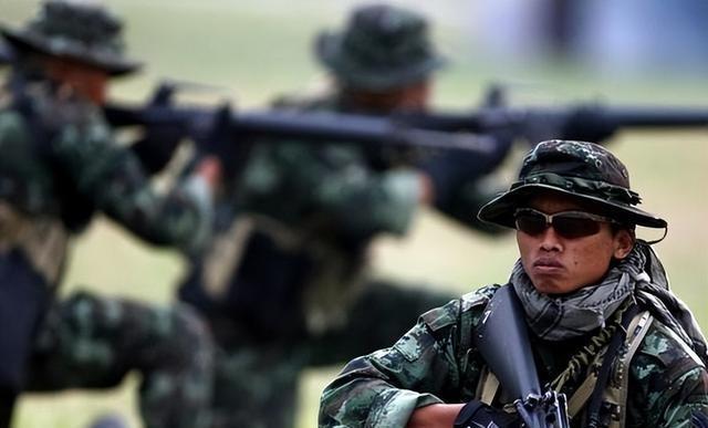 泰国装甲突击遭阻击，泰军紧急报告：前方根本不是柬军，是外国兵

泰国第二军区的装