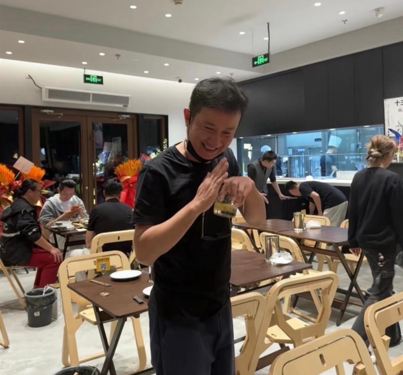 文章转行开面馆？亲自端盘子，17岁女儿低调应援很暖心。 