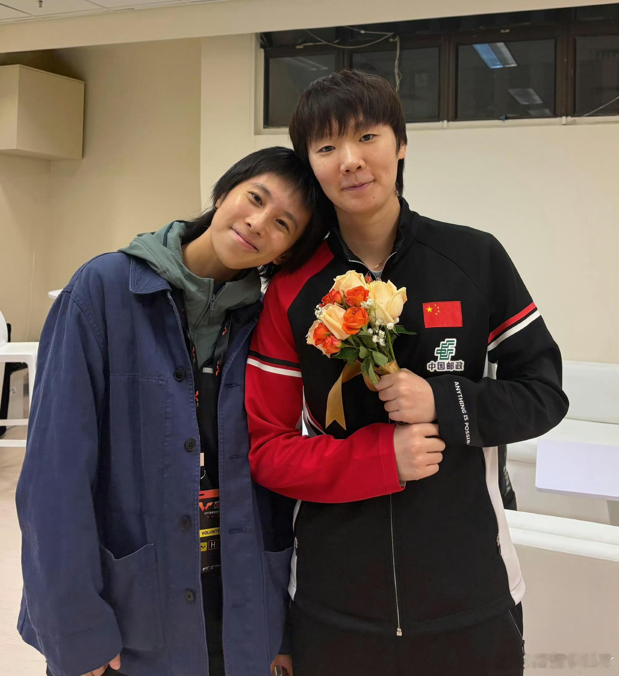 王曼昱与好友合照好可爱拿了冠军又见了好友，真希望小鱼天天这么幸福