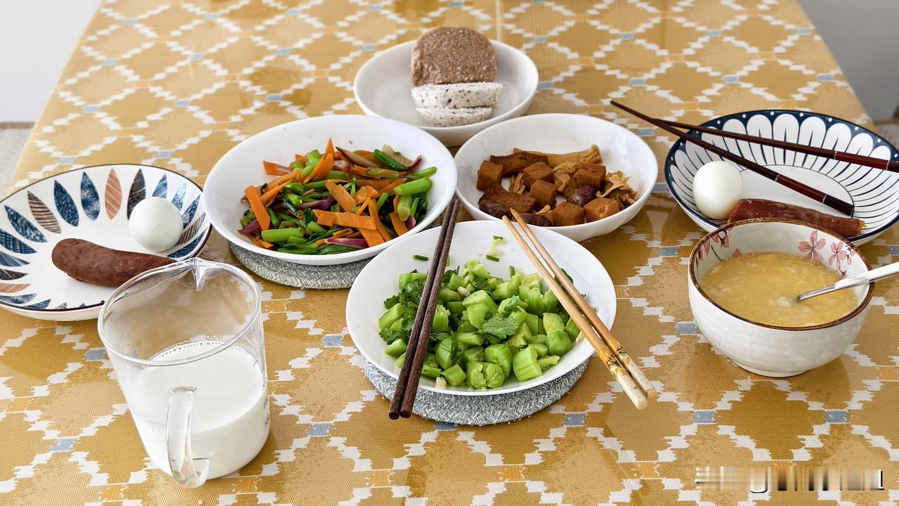 昨晚在沧州吃的火锅鸡挺油的，今天早上就吃的素一点。
做了炝菜心，拍黄瓜。
主食煮
