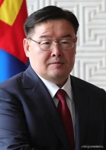 这回，蒙古可能真的变了。
 
以前蒙古总爱提“第三邻国”，跟美国、日本、欧盟套近