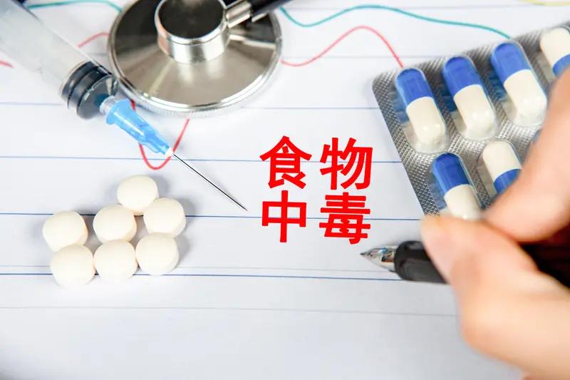 学校组织研学春游，学生们中午吃了盒饭，晚上集体反复拉肚子，更有孩子直言＂盒饭里的