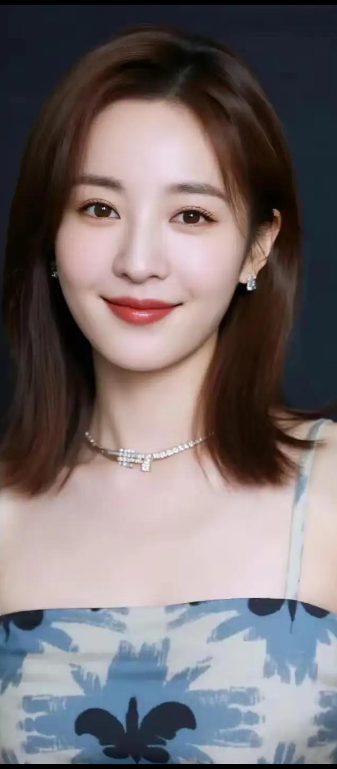 红妆美人笑，花枝招展间。