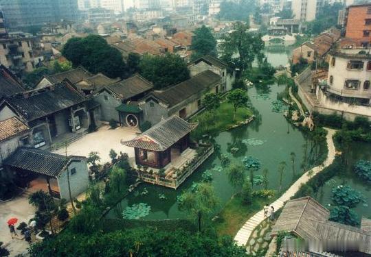 【梁园】梁园布局精妙，宅第、祠堂与园林浑然一体，岭南式的“庭园”空间变化迭出，尤