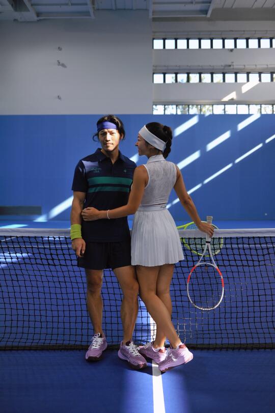 和男友在光影下🎾被阳光吻过的发球线太浪漫