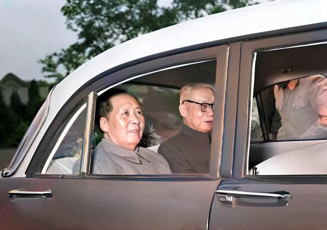 这是1958年5月22日《人民日报》刊登的一张照片，毛主席乘坐东风牌小轿车。
