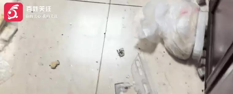 一男孩在家中搞科学研究，这可吓坏了整栋楼的居民。把干冰放万元冰箱里，结果冰箱炸了