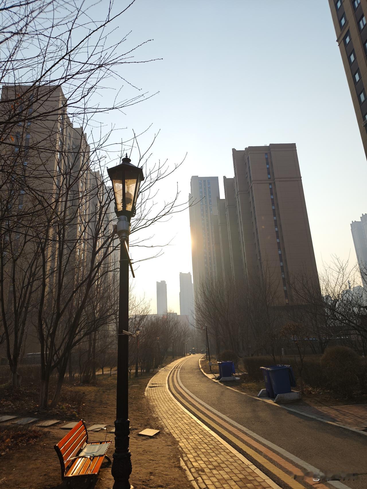 命运这东西，谁也替不了谁走一程
 
咱这一辈子，真的是各有各的命，各有各的运。