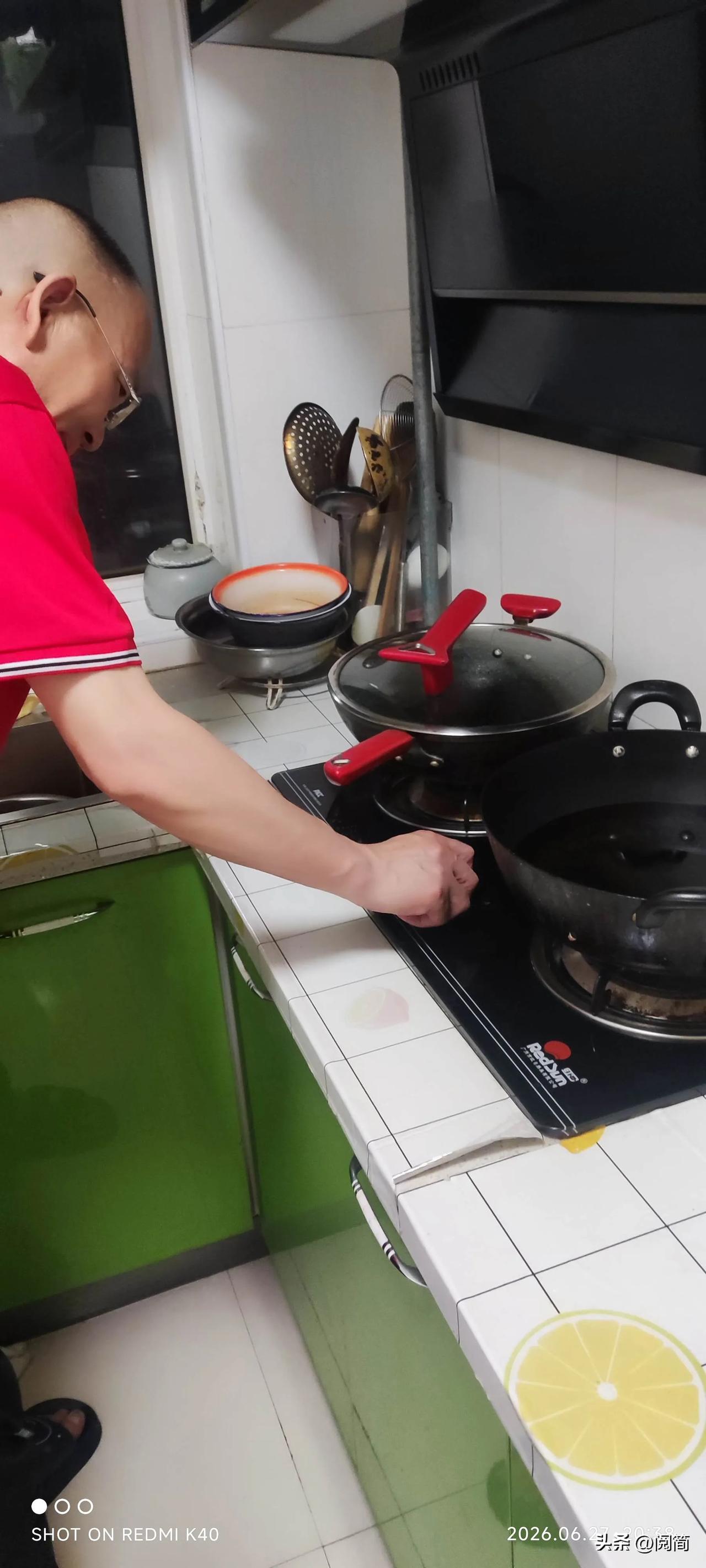 第一次教老公做饭，从熬粥，煮玉米开始

第一步，成功打开煤气，开火。

第二步，