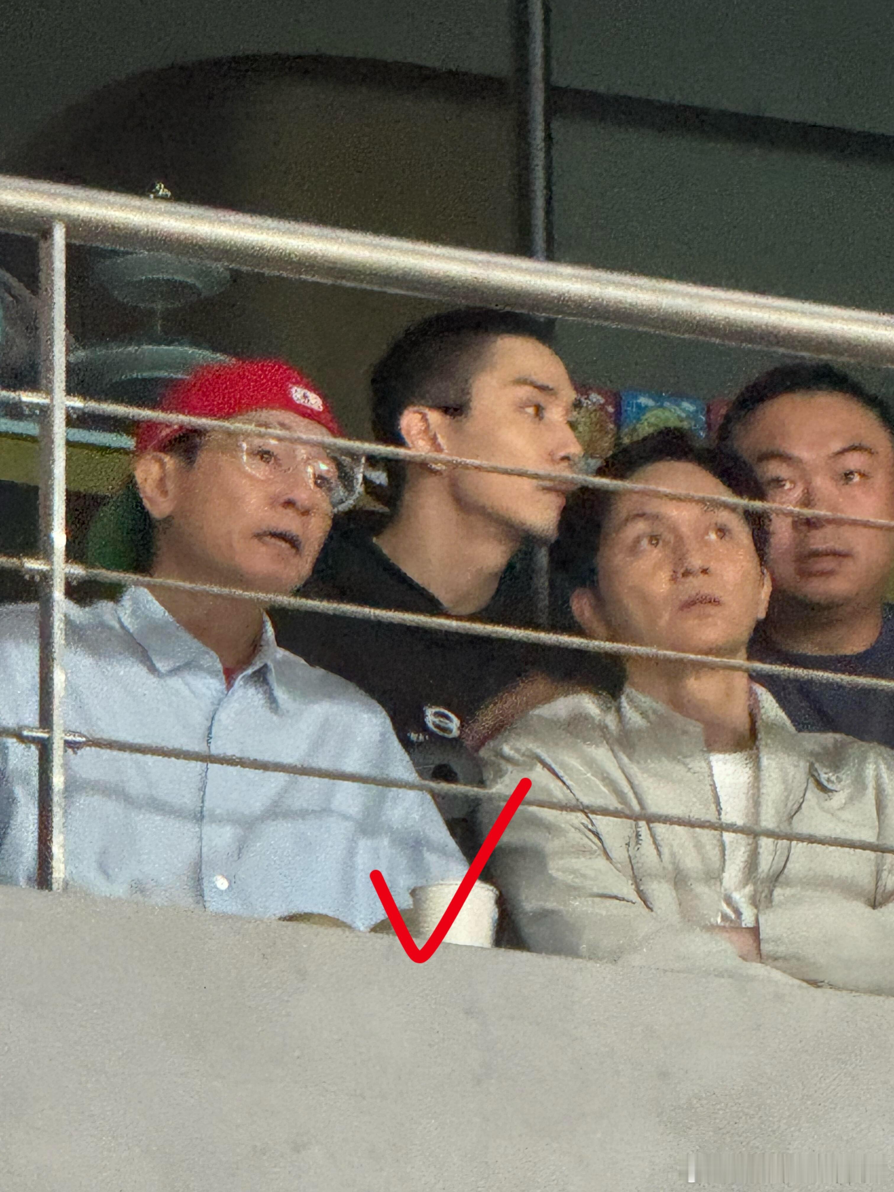 网友kanye演唱会偶遇陈小春张智霖李承铉周柏豪，香港明星真抗老啊 ​​​