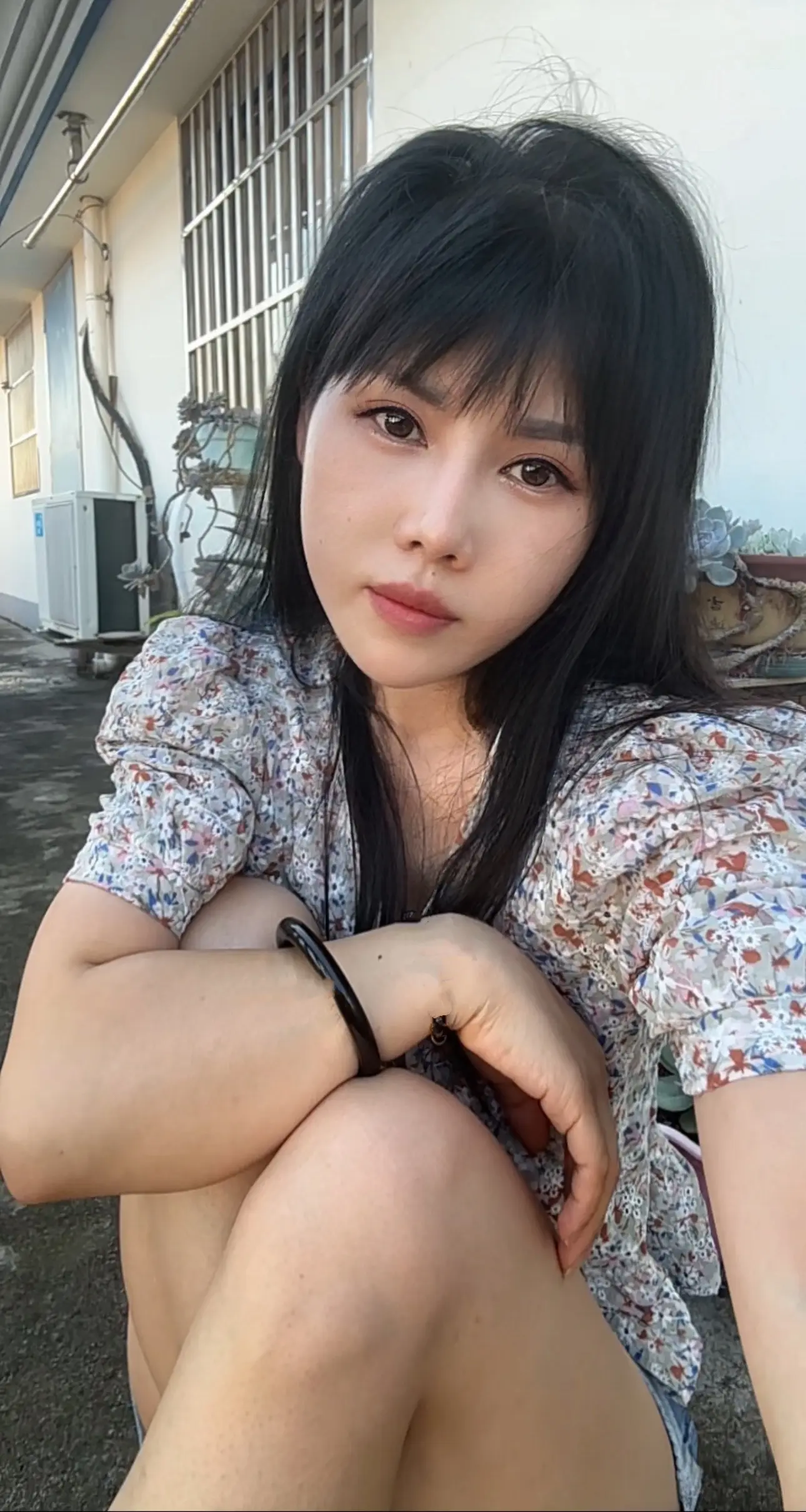 刚给老公视频说在送外卖，顶着38度的高温，而我和孩子在家里吹着空调，一...