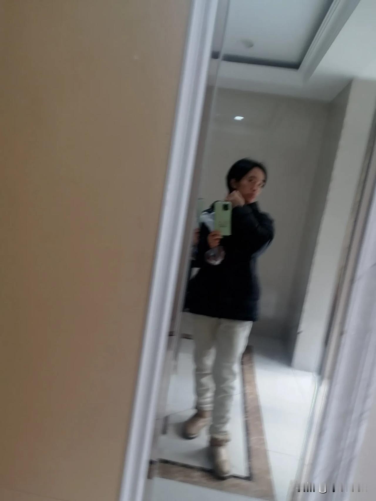 六月理了短发，
时隔6月，又剪了短发，叫挂耳短发。对于剪发有阴影，小时候亲戚给我