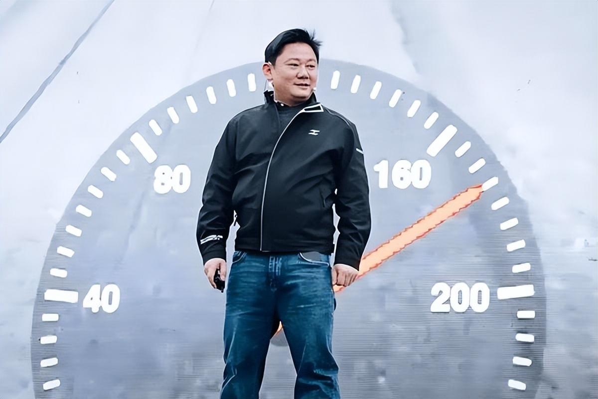 张雪机车在国际赛场上夺冠，把这个国产品牌一下子推到了风口浪尖。创始人张雪顶着风霜