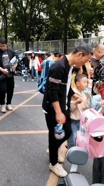 温江彩叠园，网友：接孩子放学太恼火了，下学期直接换学校！

这场面看起来确实有点