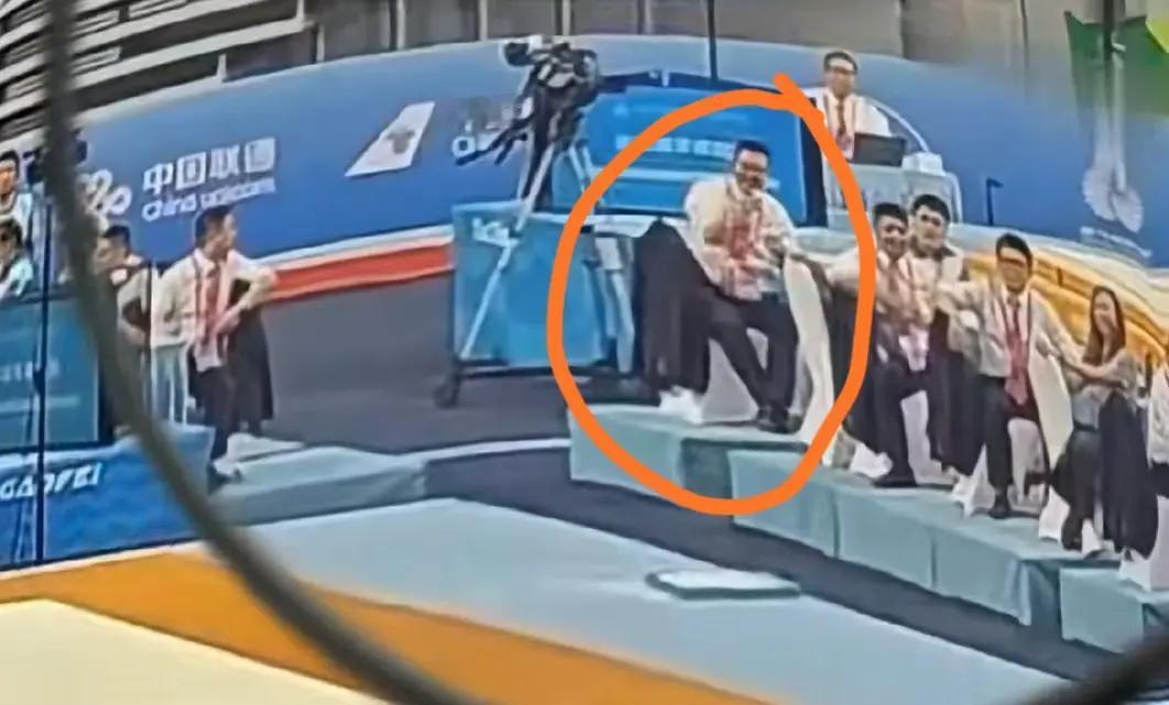 全运会这裁判不知道哪来的幸灾乐祸，张博恒单杠失误那下，我心都揪紧了——结果镜头一