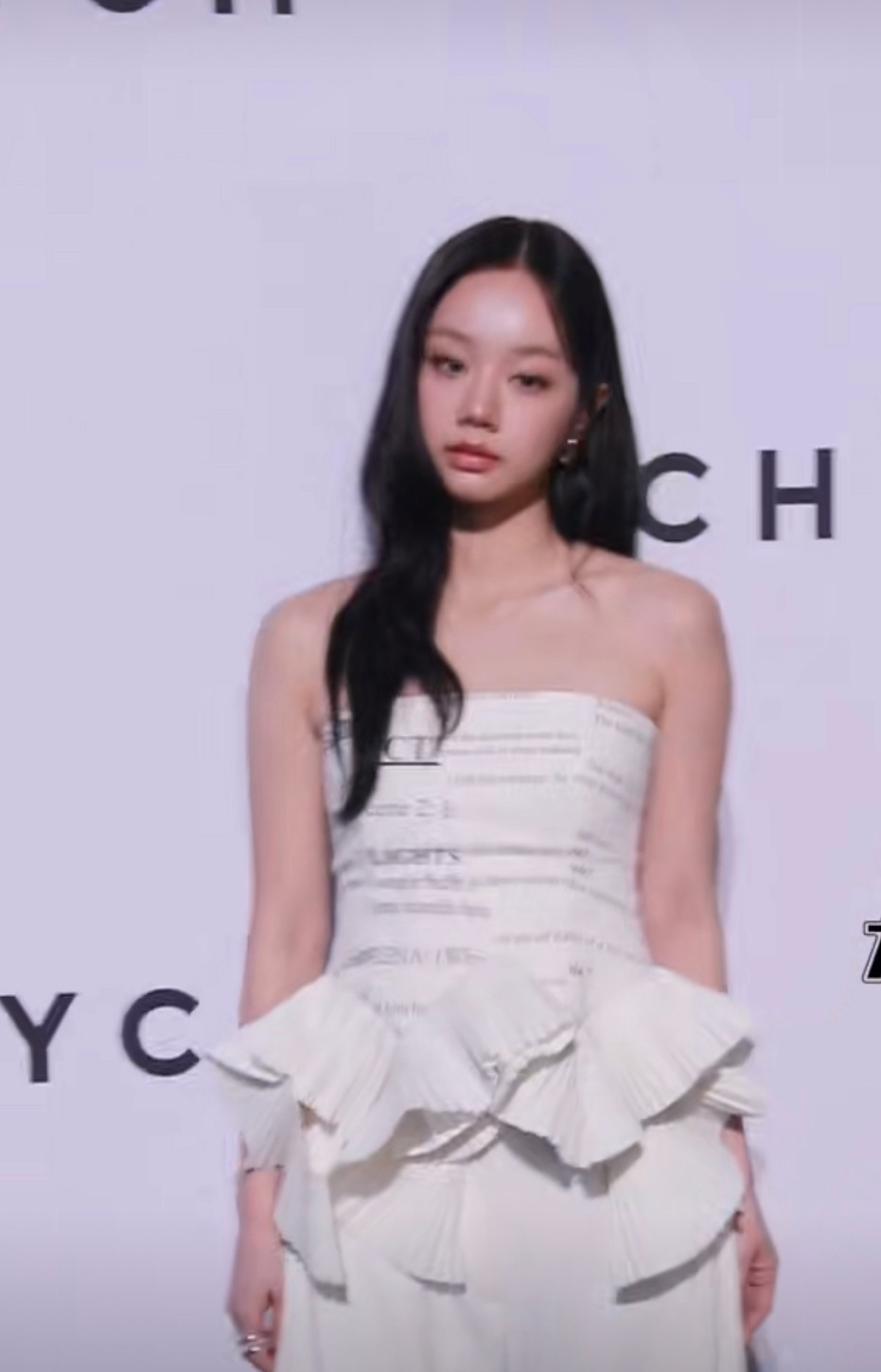 李惠利上海时装周活动直拍，白色抹胸配长裤一套好简约