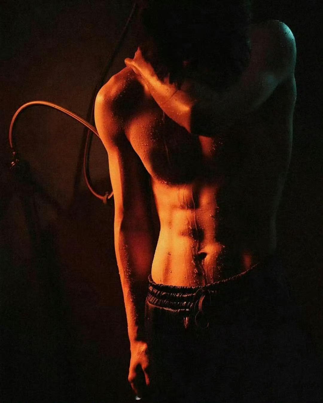 何与 背肌腰窝线条哇哦，才知道粉丝吃这么好。爱看，多发。