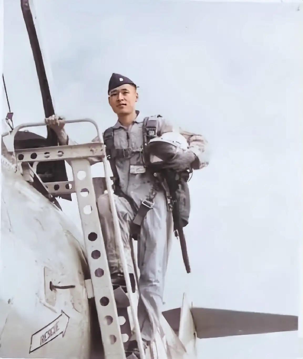 台湾空军王牌飞行员谢翔鹤，1964年被解放军俘虏，拒不投降，只为能重回台湾效力国