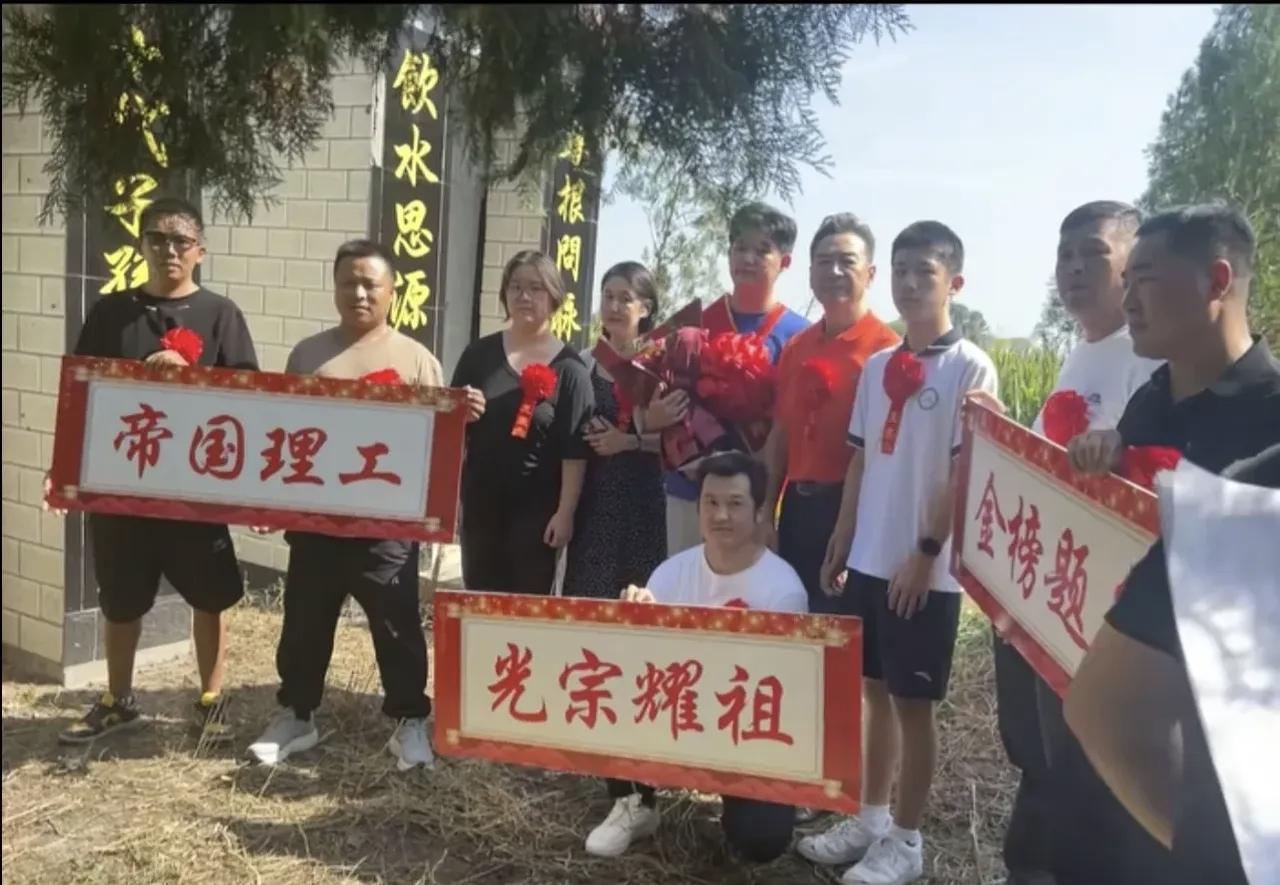 寇振海虽然是演员，但是对儿子的教育好重视哦，儿子考上了英国帝国理工大学，寇振海带