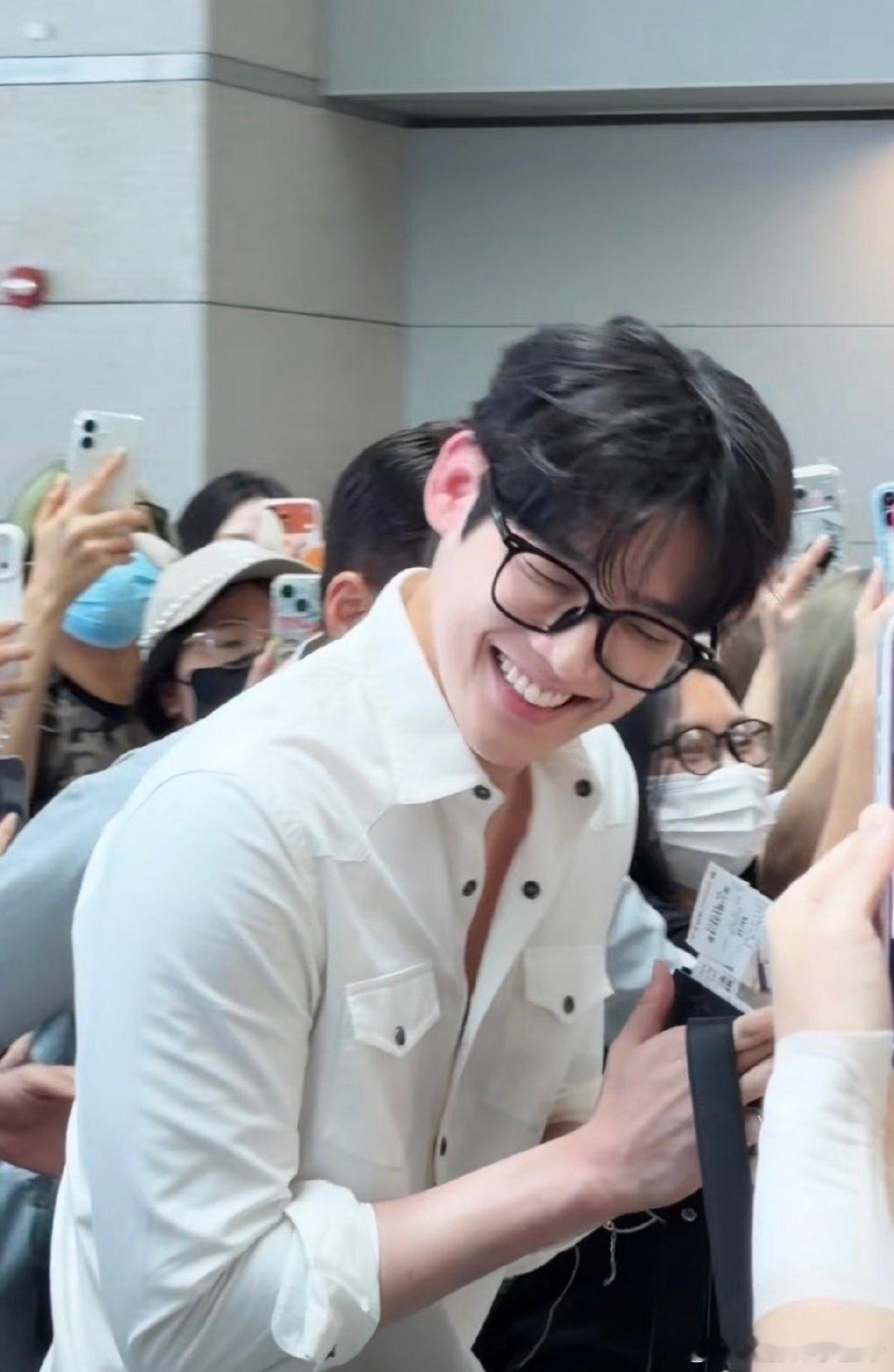 欧巴机场首秀萌得我🥺🥺cr.logos （