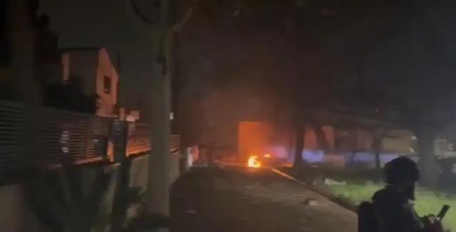 面对伊朗同归于尽打法，美军亮出王炸底牌：如果战败，就爆核武器。美国对伊朗的战争持