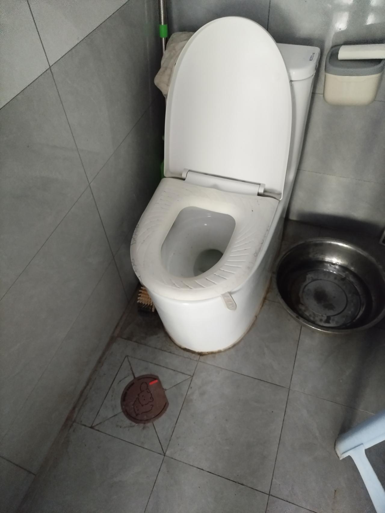 老伴儿昨天半夜有点儿闹肚子，垃了几次稀。

我半夜起来也看见他蹲厕所了。

早晨