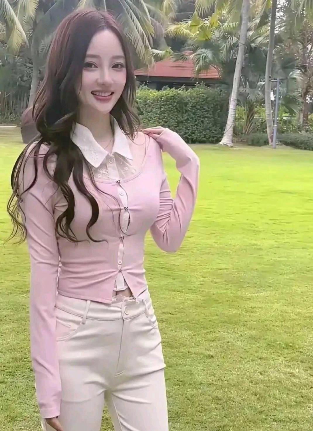 别看李小璐个子不算高，可这身材比例真绝了！腿长腰细的，穿啥都像量身定做似的，让人