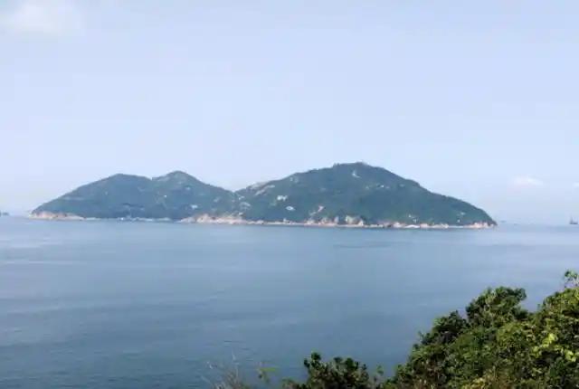 11月23日，香港石鼓洲及石排湾附近海面接连发现一男一女两具浮尸，引发社会广泛关