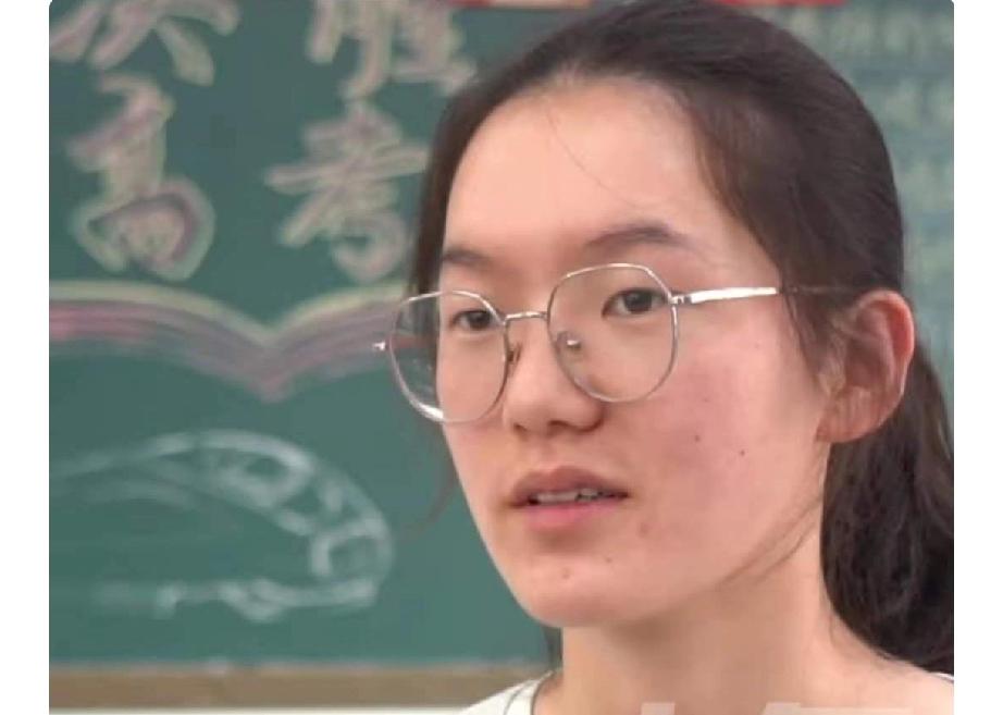 刚才刷手机，看到那个河南姑娘韩雅平考了699分，顺手点进去。往下划拉两下，看见那