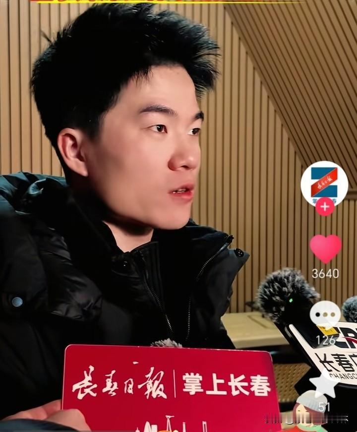 长春媒体拍出的董宇辉侧颜杀。
两天的长春之行，董宇辉带着鹏鹏和奥运冠军们一起滑雪