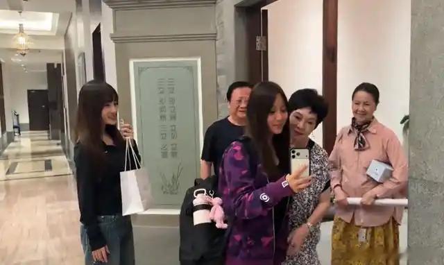 甜馨出国上夏校，外公外婆露面为她送行，李小璐与甜馨依依不舍拍摄合照 