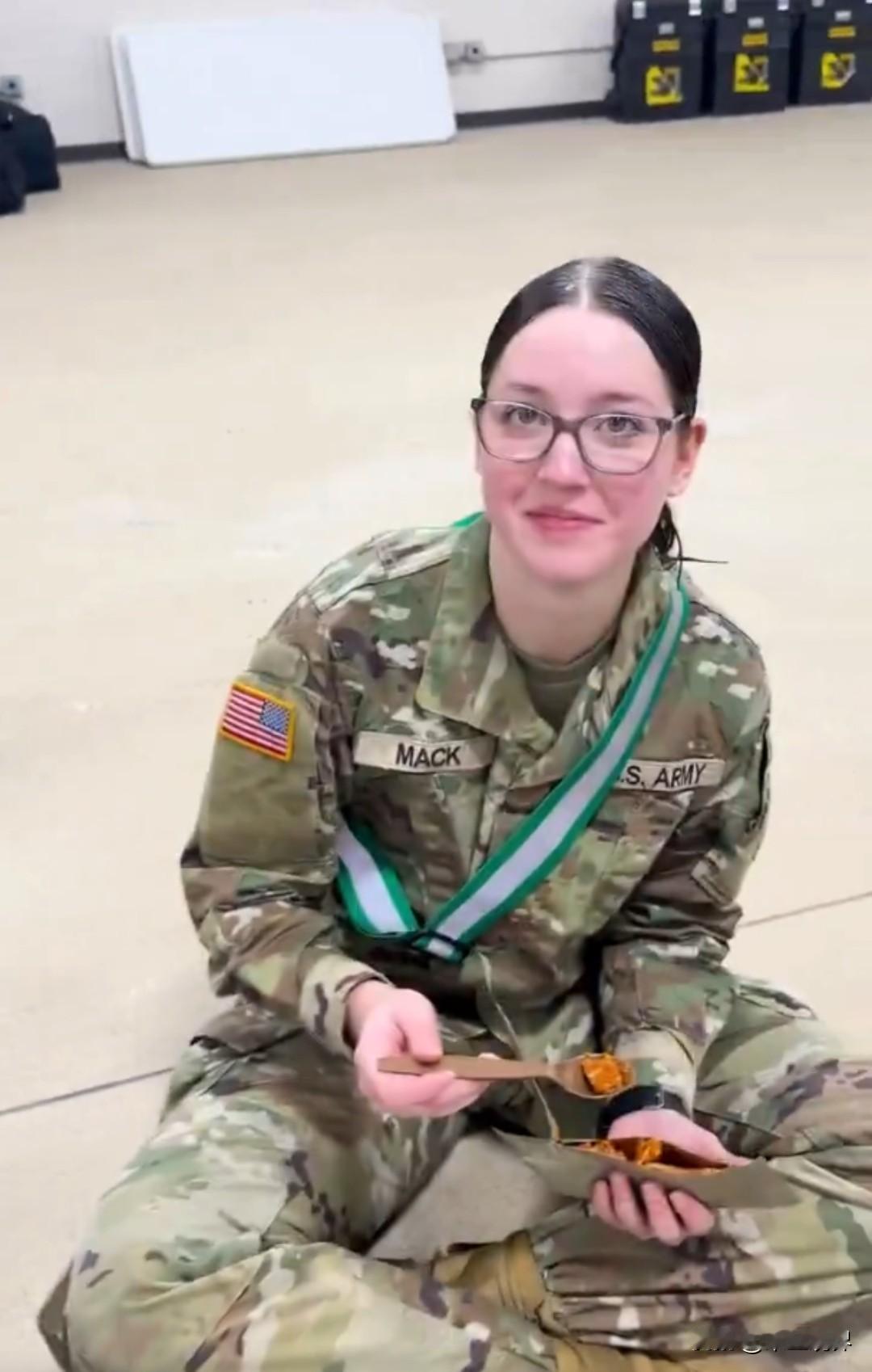 看美国大兵给大家展示他们吃的伙食，
都是包装好的预制菜，
然后放进水里煮开了就能