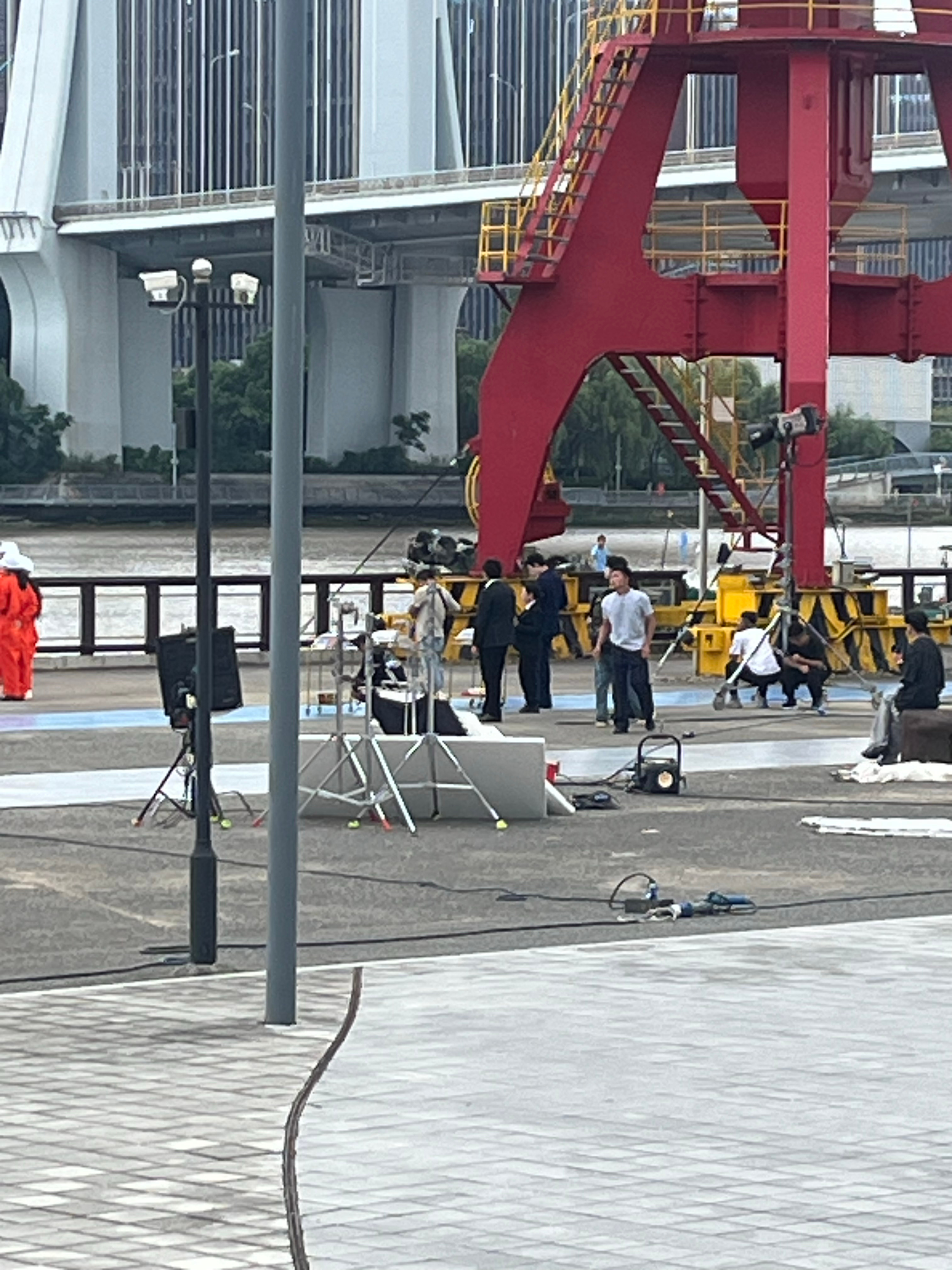 偶遇姚冠宇邓灵枢拍戏很远很模糊 猜猜哪个背影是他俩 