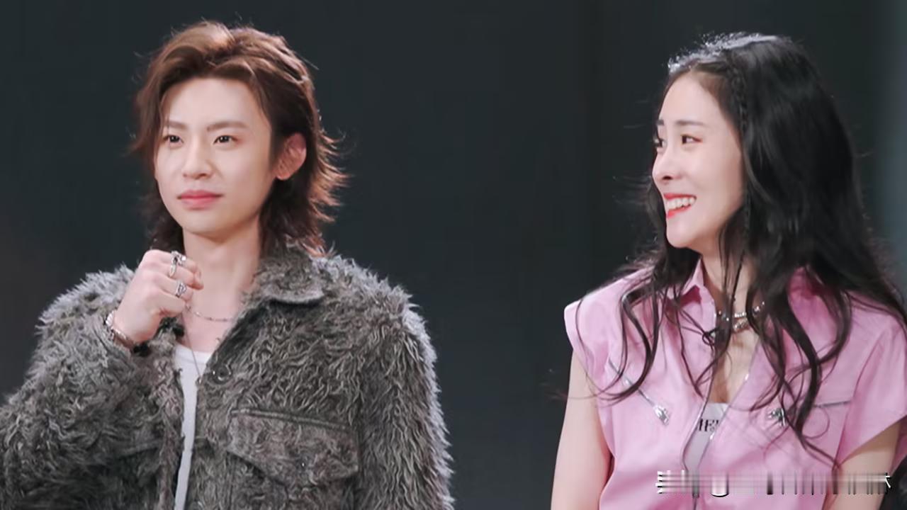 #张碧晨工作室否认与小鬼恋情#
张碧晨比小鬼王琳凯大了十岁，而且两个人除了都是搞