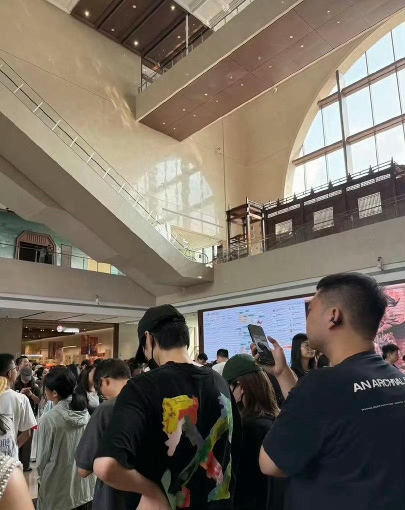 浙江博物馆偶遇魏大勋魏大勋有网友偶遇魏大勋了网友偶遇魏大勋在浙江博物馆排队看兽首