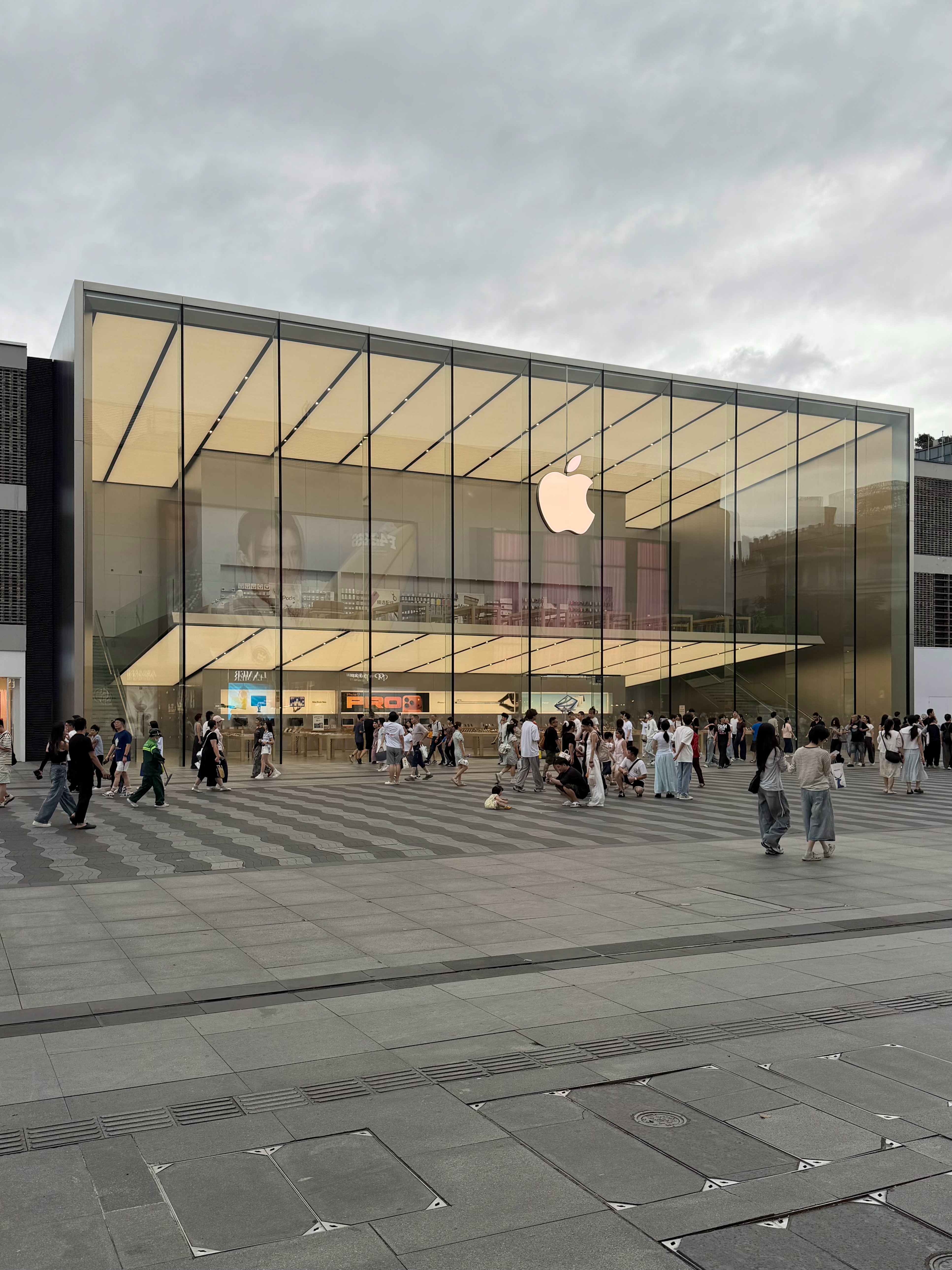 台风天闭店的Apple西湖，玻璃稳稳当当Apple西湖因为台风巴威登陆今天闭店暂