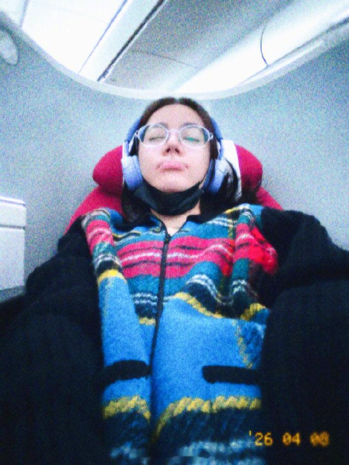 迪丽热巴放空时刻自拍迪丽热巴听歌放空迪丽热巴自拍库又上新啦！！！ 