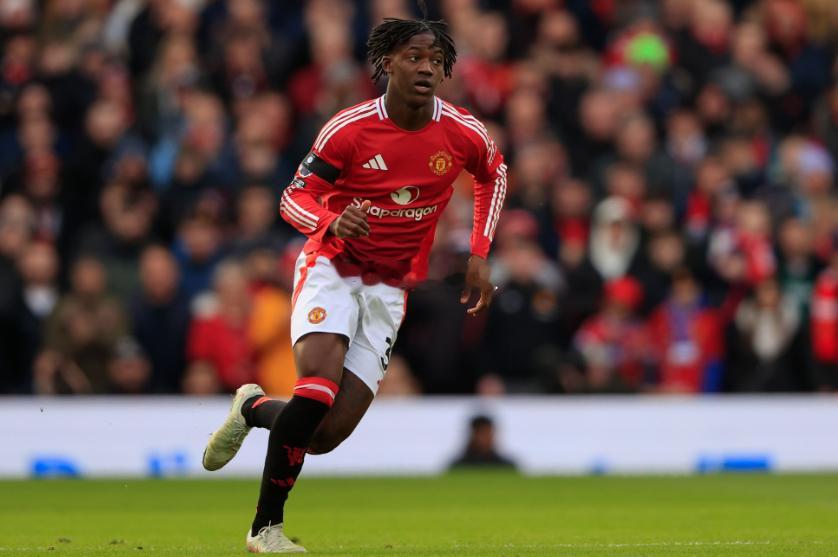 据意大利记者斯基拉报道，那不勒斯有意租借曼联中场梅努，将与球员经纪人进行会谈。斯