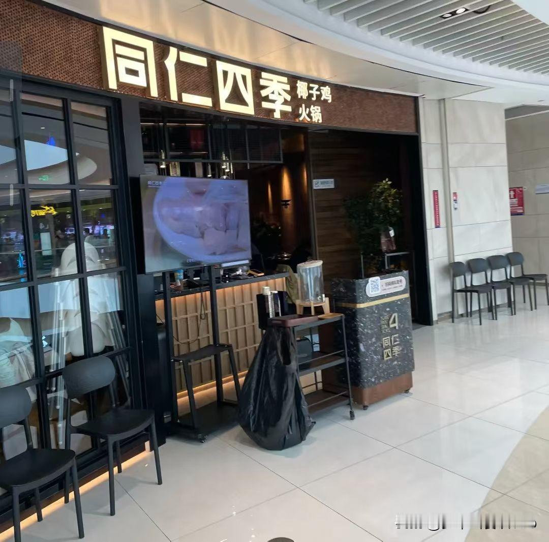 布吉万象汇引进120家餐饮
​没有想到关外商场如此人气
通过高品质特色化品牌组合