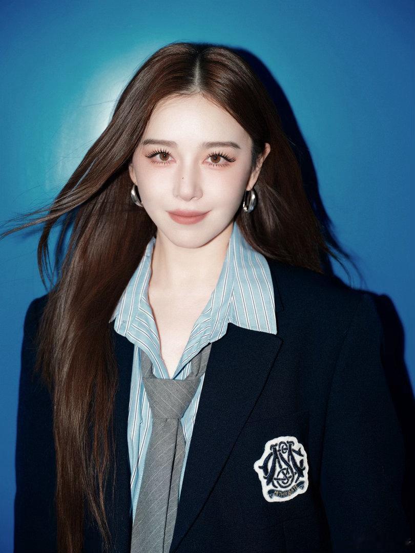 阚清子学姐你太美好了阚清子美式学院证件照 谁说证件照只能呆板，阚清子这组完全拍出