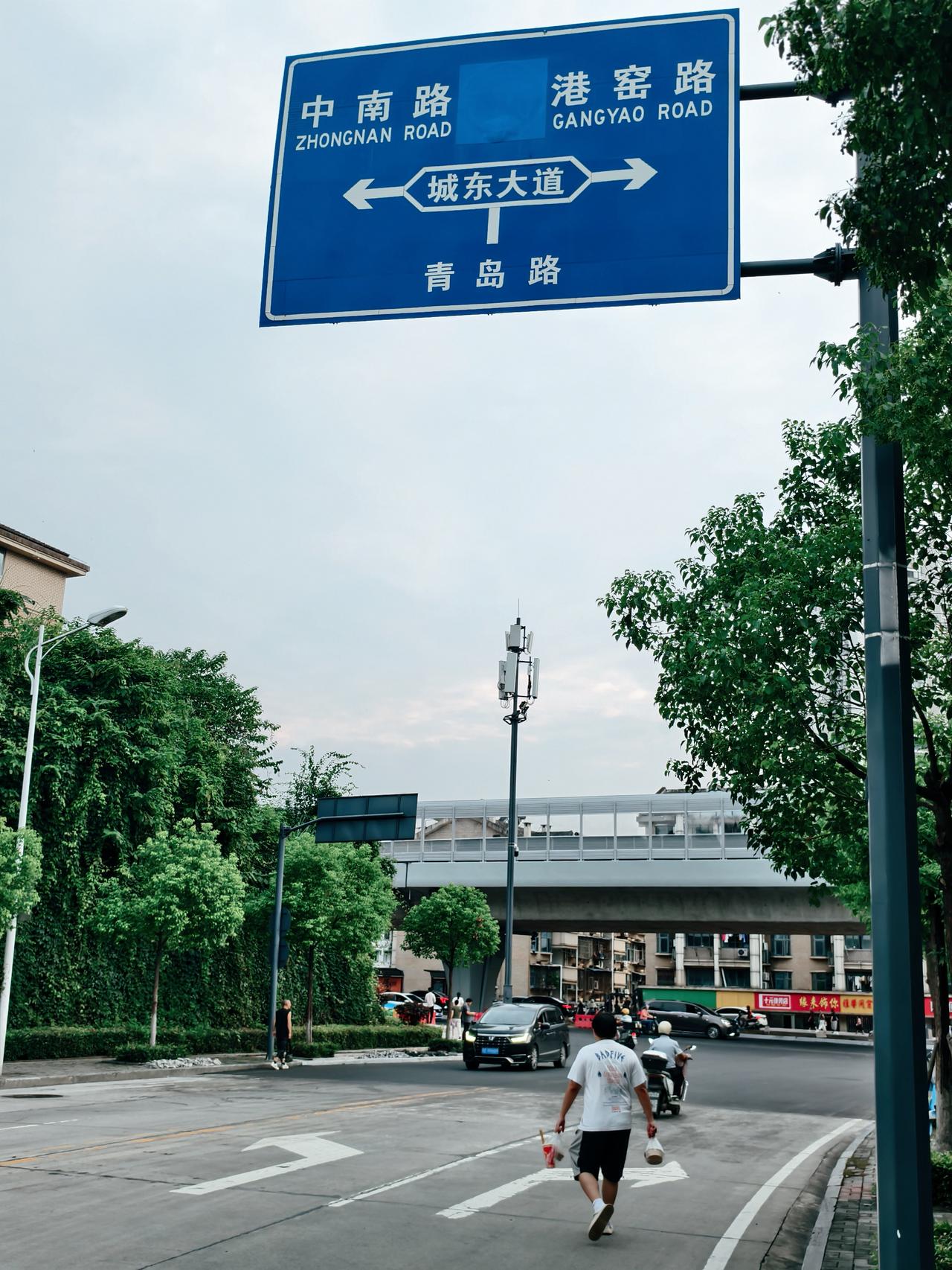 看这架势，宜昌市港窑路立交桥修好了，青岛路在城东大道反而不能右转了！
没有港窑路