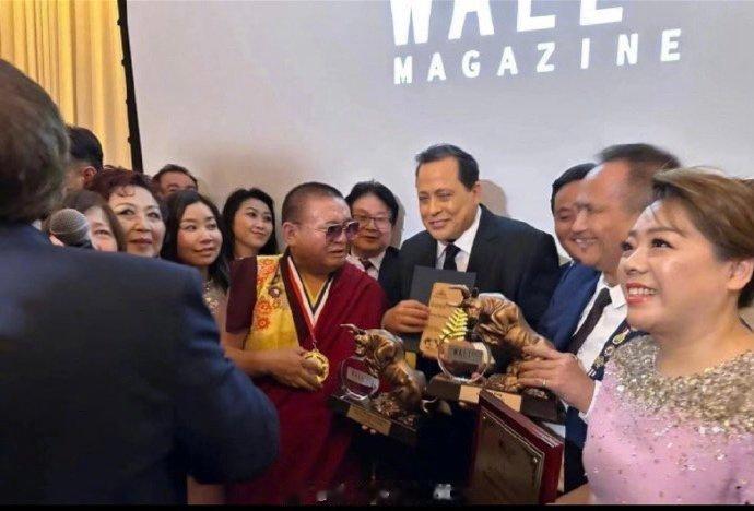 这是马斯克？吃饲料了吧，咋发福成这样了。要说，这帮润人们的钱还真的是好骗，就这点