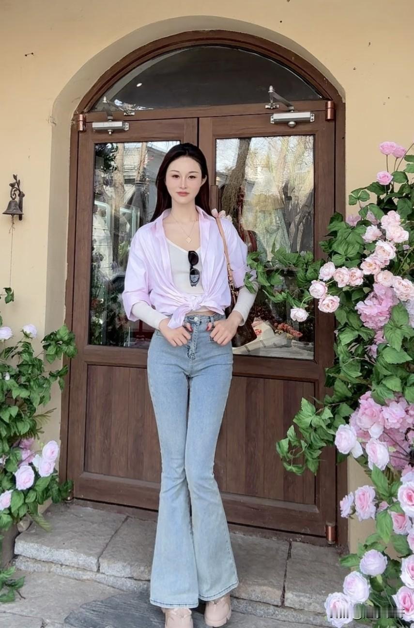 粉色小衫搭配牛仔裤