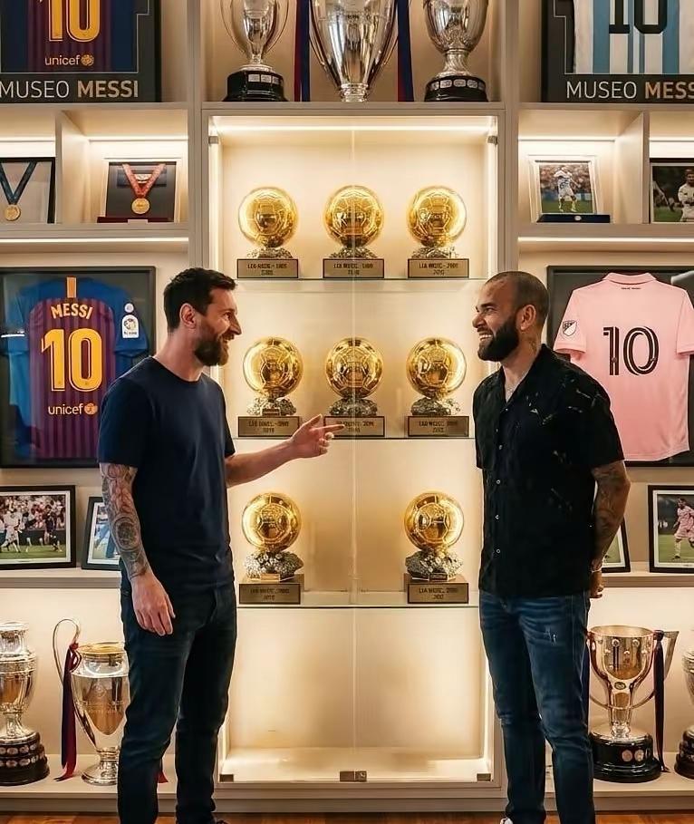 这两个人的奖杯加在一起，世界上真没有其他哪两个人能够比得上！
     巴萨的传