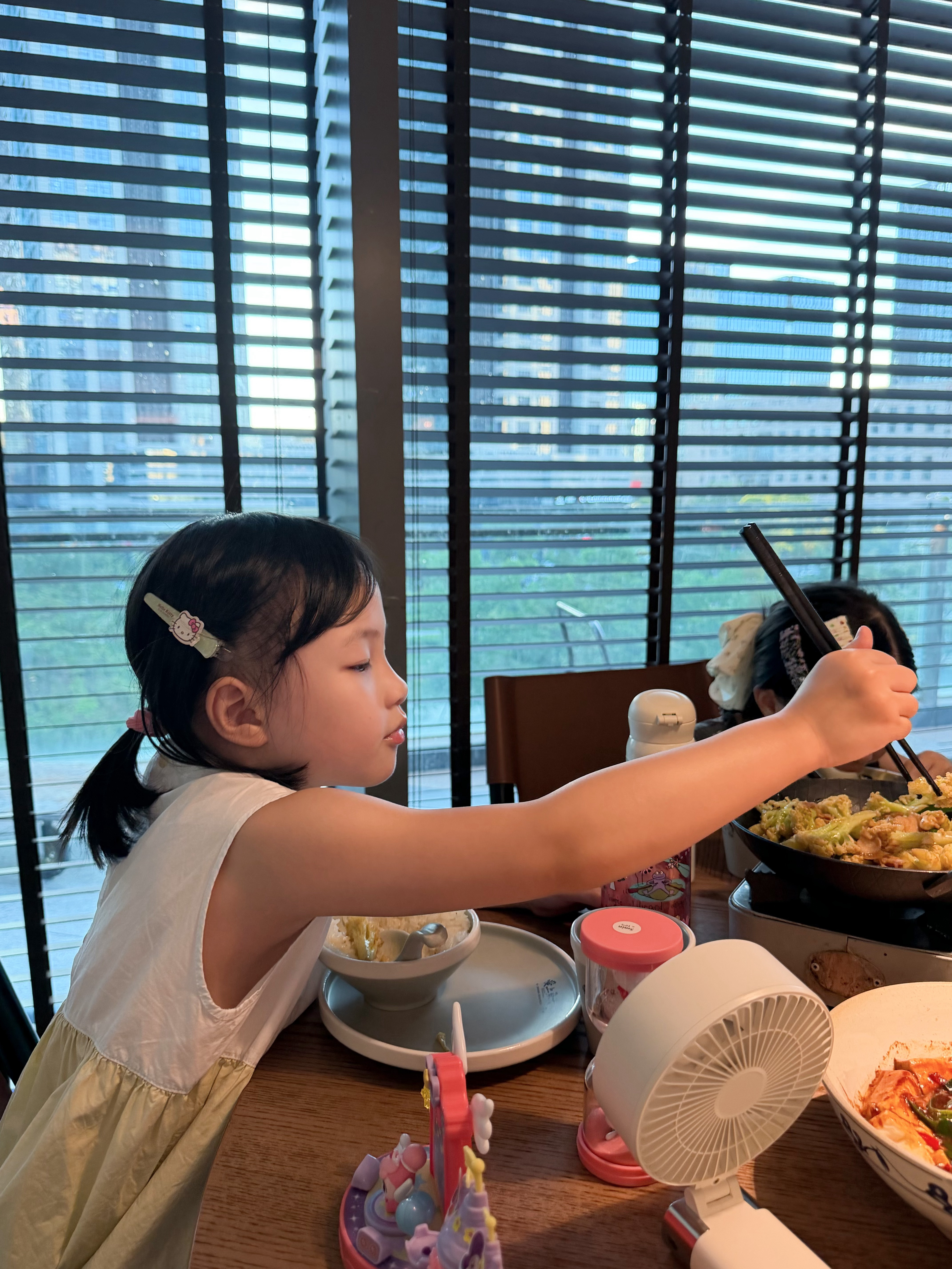 今天和小萌约饭小萌：我不吃辣阿丘：我能吃爆炸辣阿丘：小萌，你的发夹和衣服都好适合