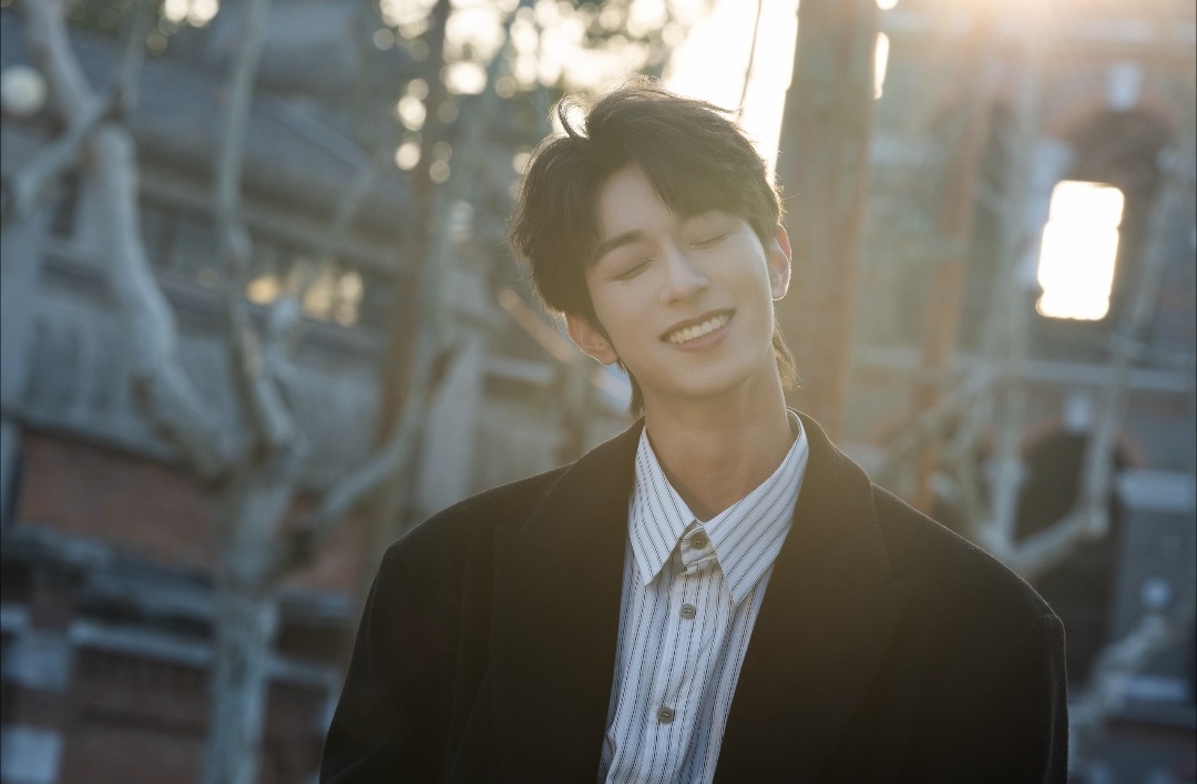 李沛恩西装杀～“出了点太阳” 