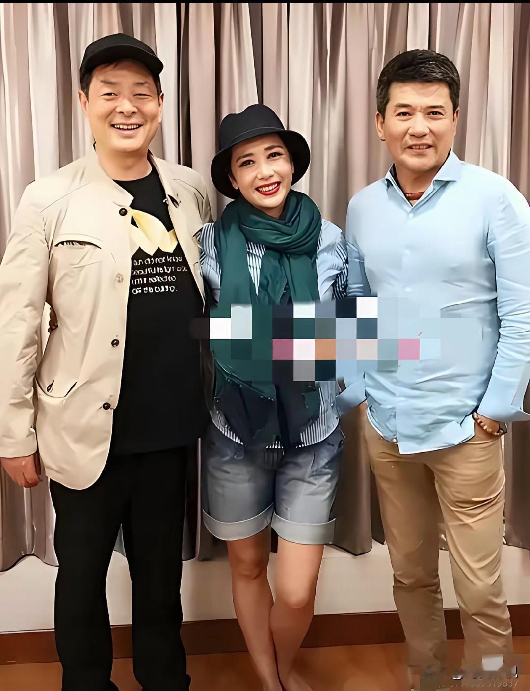 仔细看，左边的是濮存昕，儒雅温润‌，一直都是以儒雅形象示人。右边的是孙淳，俊朗帅