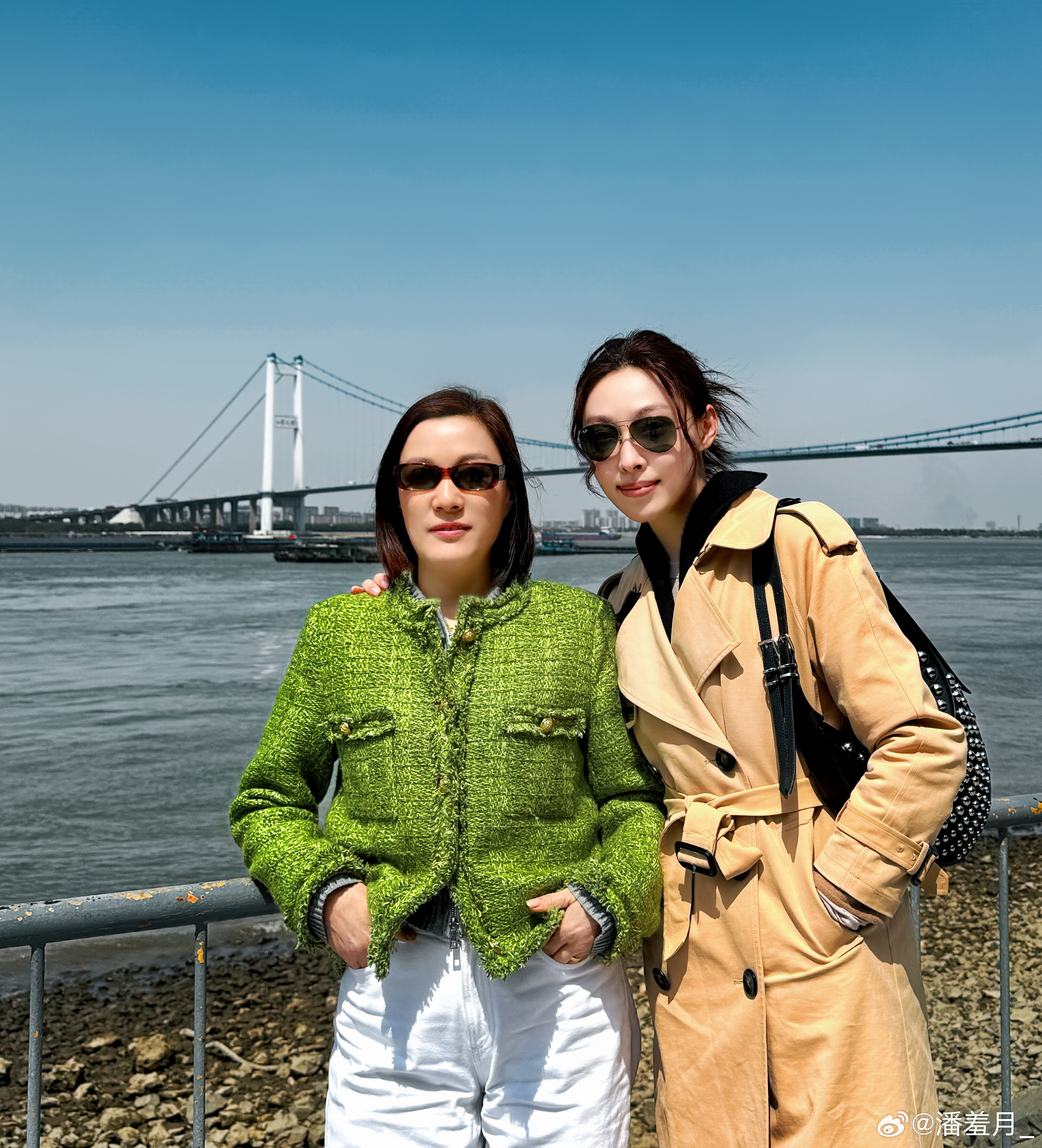 意外的从妈妈床头柜的抽屉里翻出了两张折叠的泛黄的信纸，好奇的打开一看竟然是我刚上